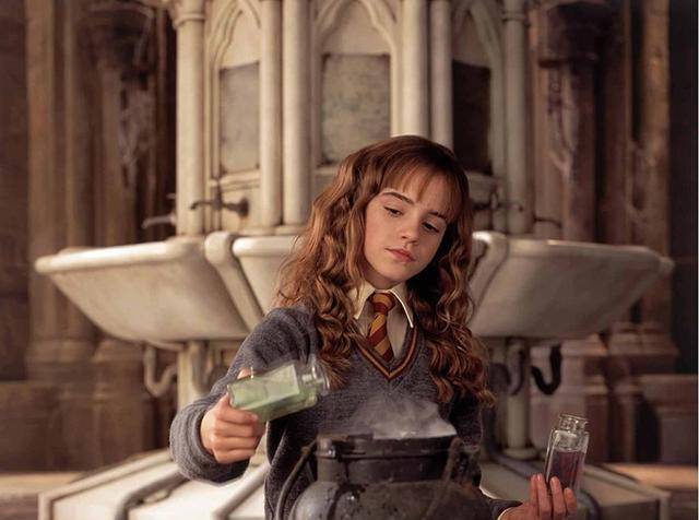 艾玛·沃特森从年轻的巫师赫敏·格兰杰到迪士尼公主贝尔的美丽蜕变