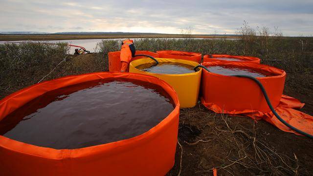 俄罗斯发生严重柴油泄露,附近河流瞬间变红海