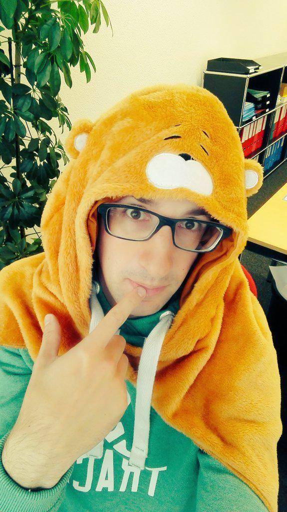 但最后他还是成功说服了英国的海关取回了这些本子,当时这我瑞士宅男