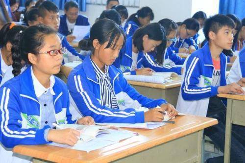 原创初中生上课吸引同学的3个行为,学生:第3个"帅爆了"