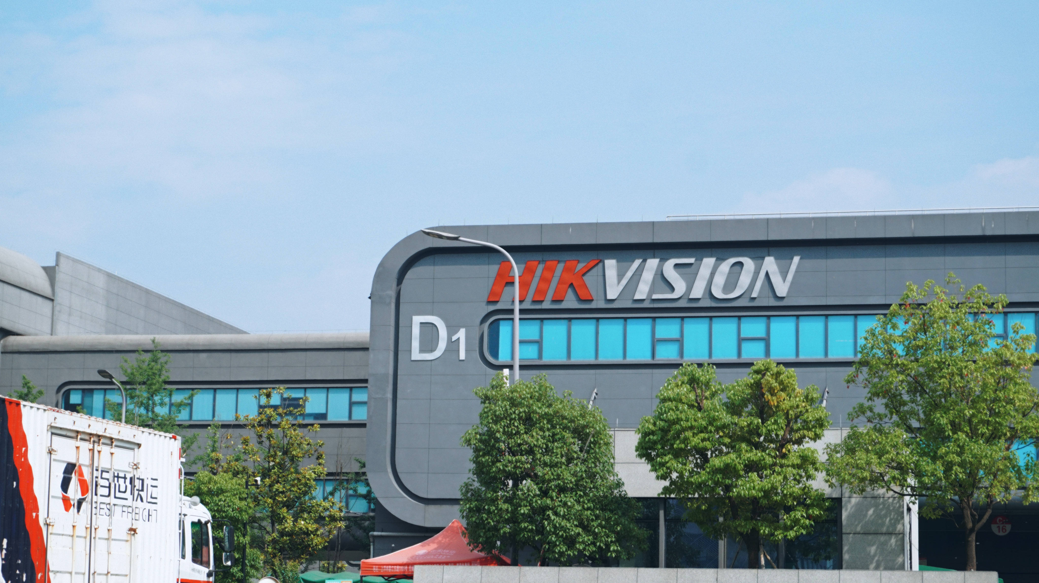 浙江工商大学杭州商学院2014年迁建桐庐,学院校园占地面积为542亩,另