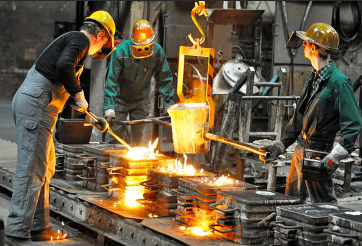 出生于1953年的美国印第安纳州,他的父亲是一名蓝领钢铁厂的工人,这是