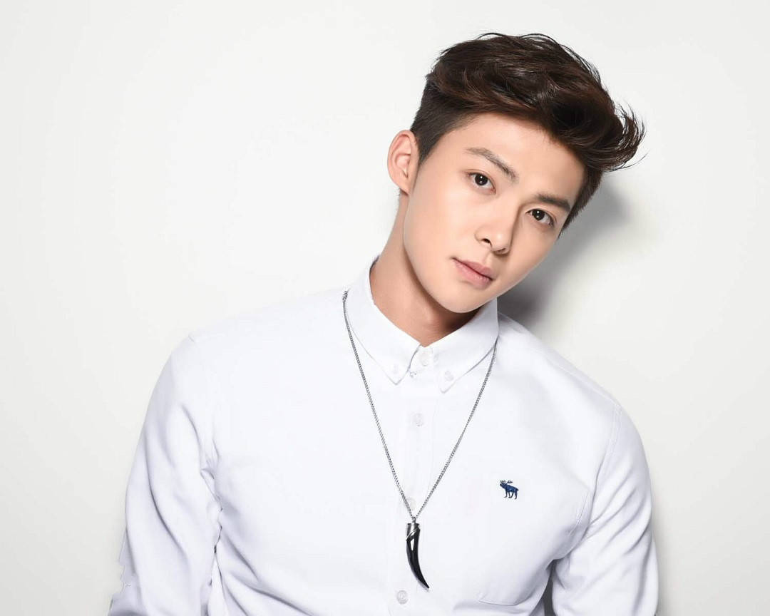 谁知,还没等到《虫图腾》的上线,网友在曝光了张恩铭与《虫图腾》女