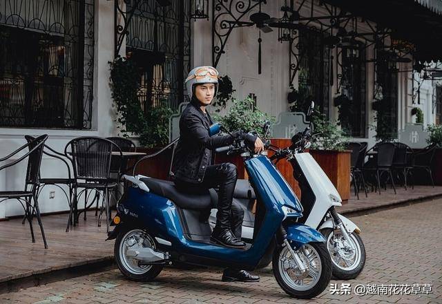 雅迪越南推出新款电动车,趟水半米,续航90公里