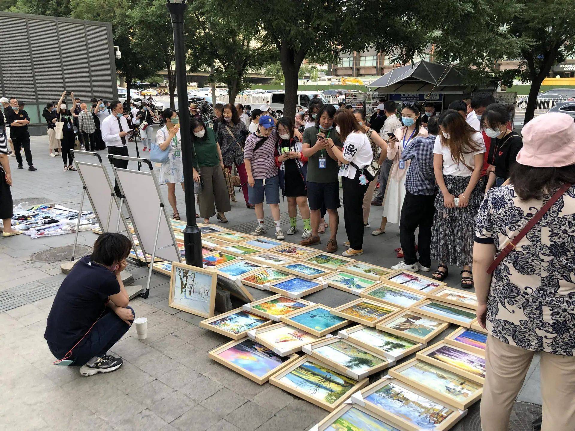 8位摊主讲述:我在城市摆地摊,理想很好,现实骨感