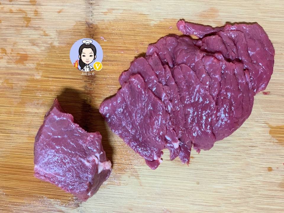 2厘米的薄片,这样可以使牛肉的粗纤维被切断,使其肉片变得更细嫩
