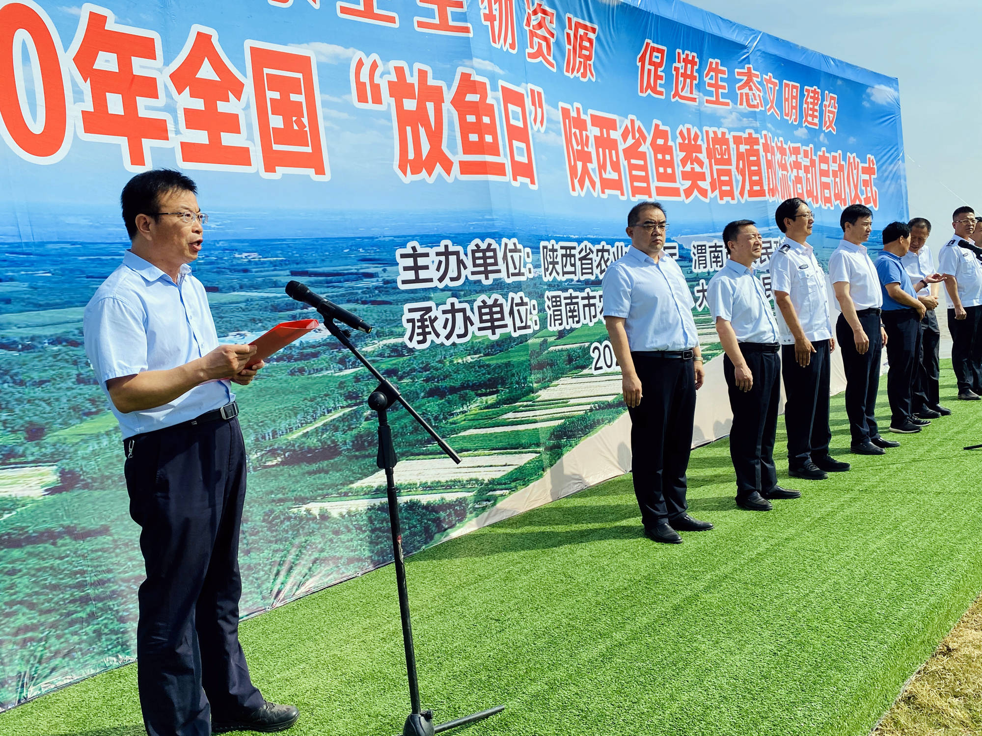 全國放魚日陝西農業農村廳在大荔縣黃河流域增殖放流投放各種魚苗80萬