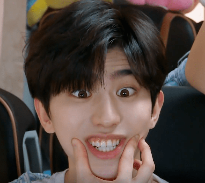 蔡徐坤丢掉偶像包袱做鬼脸,近镜头看到表情,忍不住笑了