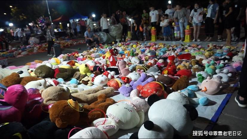 洋洲夜市大概有三到四家套圈的地摊,人气最旺的一家一个晚上能卖出去