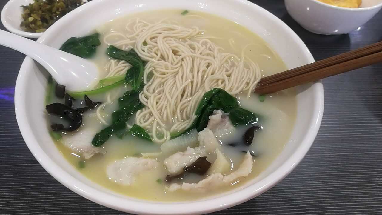 8,淮安長魚面長魚面的主要食材是黃鱔,把黃鱔精細加工之後,煮成湯