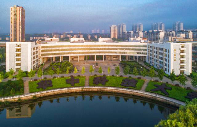 法学院分设法律学系,科技法与知识产权系,各类教学研究机构覆盖了全部