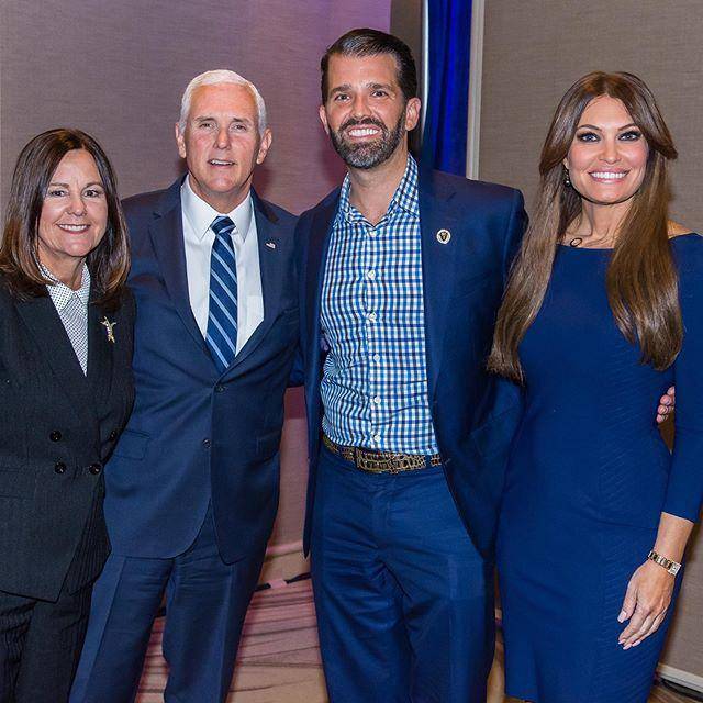 伊万卡都晒出了彭斯和自己的儿子女儿的合影,好慈爱的样子啊!