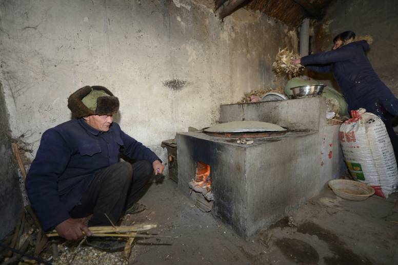 原创农村俗语:"有钱不烧敞口锅,有女不嫁无公婆",是什么意思?