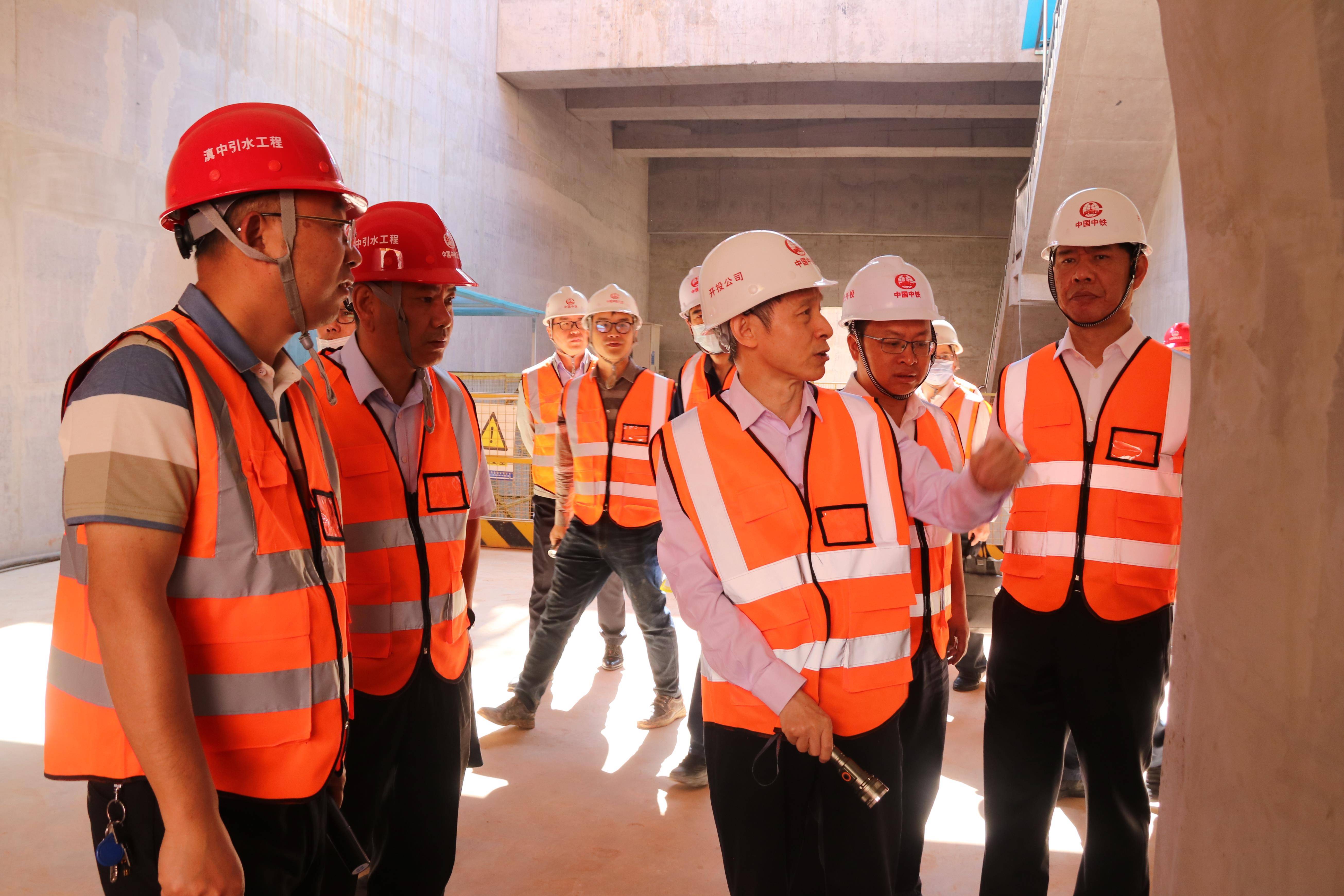 中铁股份公司总工程师孔遁到龙泉隧洞出口检查指导工作