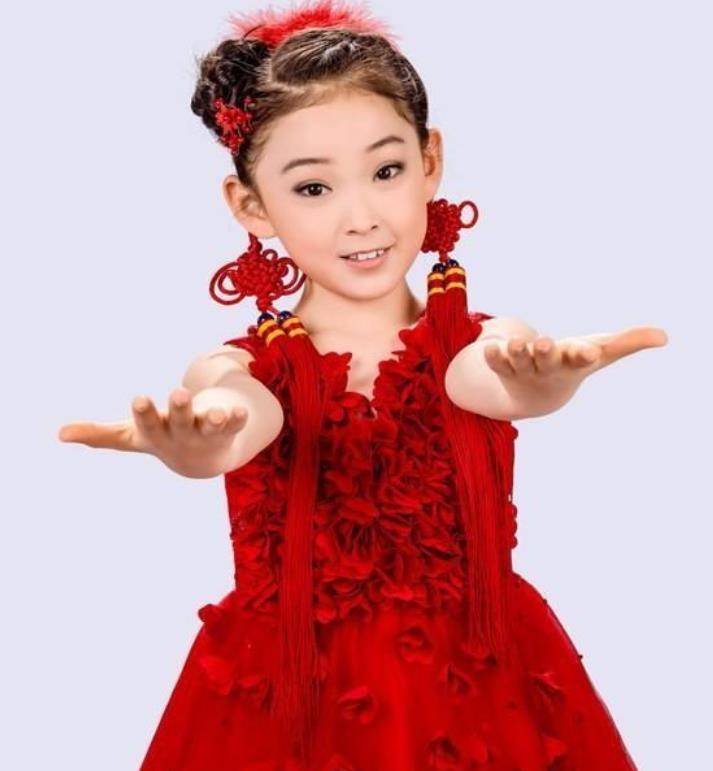 原创"福娃"邓鸣贺6岁登春晚,8岁患癌去世,唯一的妹妹如今还在商演