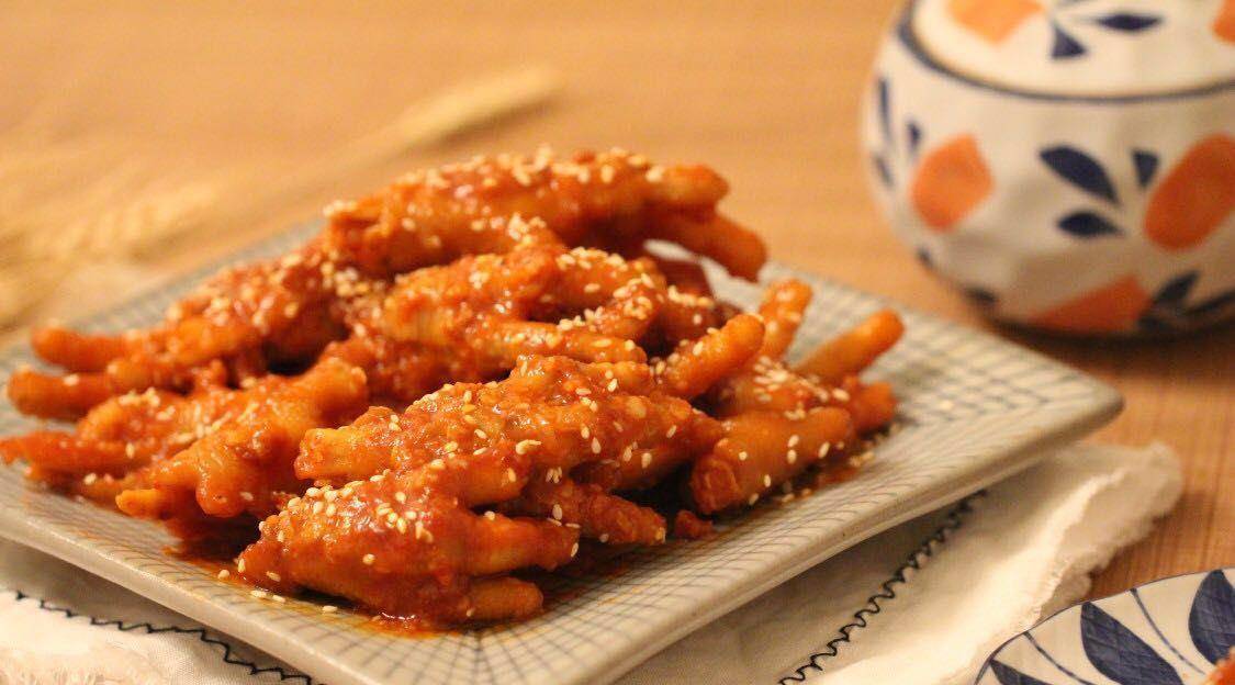 在韩国超火的韩式辣鸡爪,在家就能做,既软糯又入味._小伙伴
