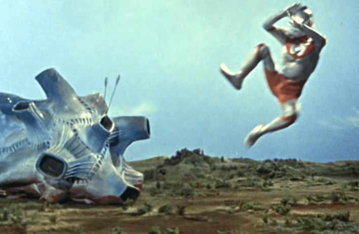 初代奥特曼中神奇的景象坦克在天上飞飞机在地上跑