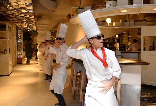 人在地摊刚下小推车餐饮人不在摆摊就在去摆摊的路上