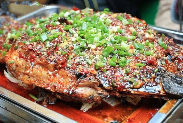 夜市的烤鱼一般只能吃一半,当你吃完一面准备翻身到另一面的时候却