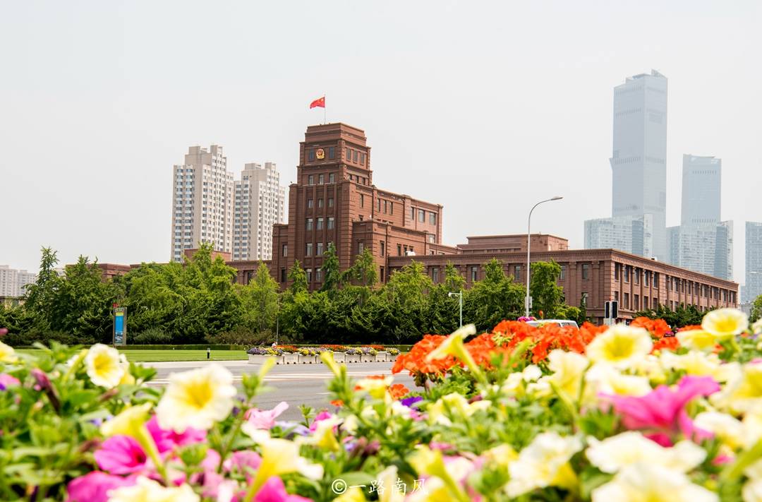 原创大连唯一的长者广场优雅女骑警英姿飒爽游客专程来打卡