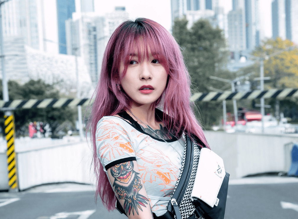 freec才艺也是说唱圈里面颜值比较高的一位,御姐风打扮的她无论形象
