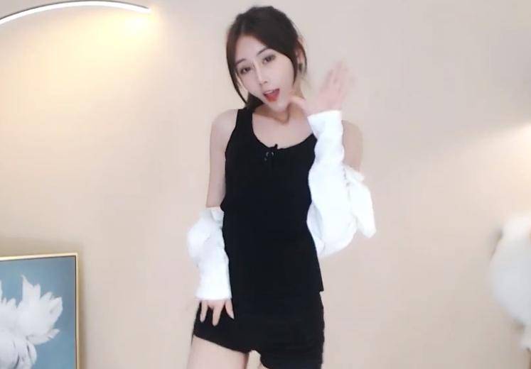 直接封号!虎牙女主播跳舞时倒饮料,为热度触发底线太惨了