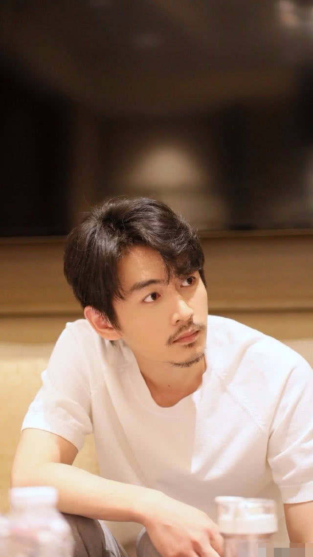 原创陈晓素颜直播胡子拉碴略显沧桑,粉丝将其胡子p掉重回颜值巅峰