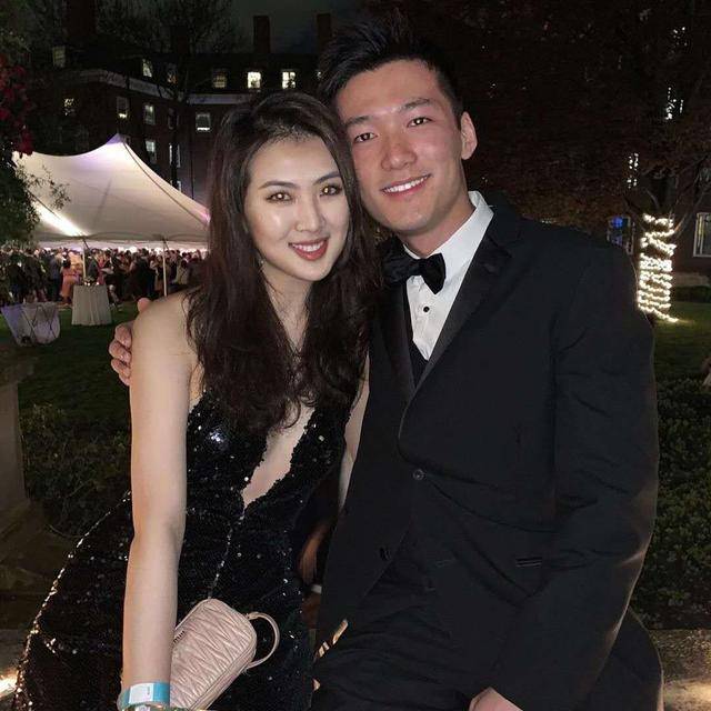 原创华为二公主聚会放得开一袭v领裙秀身材与多名男子又搂又抱