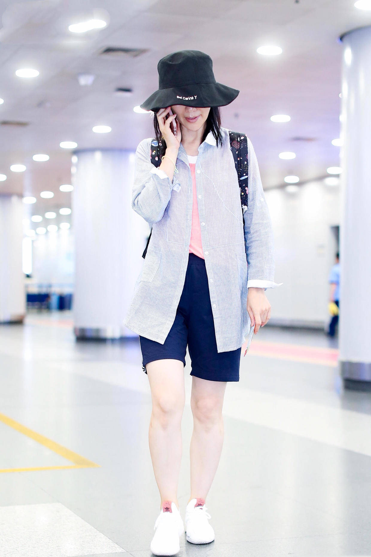 胡可44岁依然年轻貌美,穿白色衬衫搭配运动短裤走机场,减龄时髦_下身