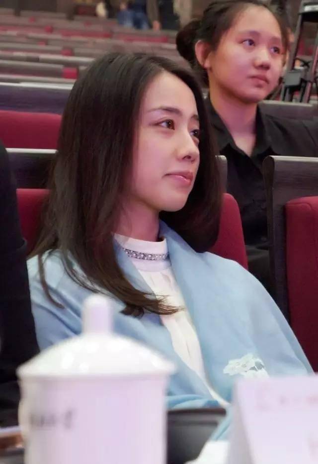 她是外交部最年轻女翻译,读书一路当班花,网友夸赞:呆萌女神_姚梦瑶