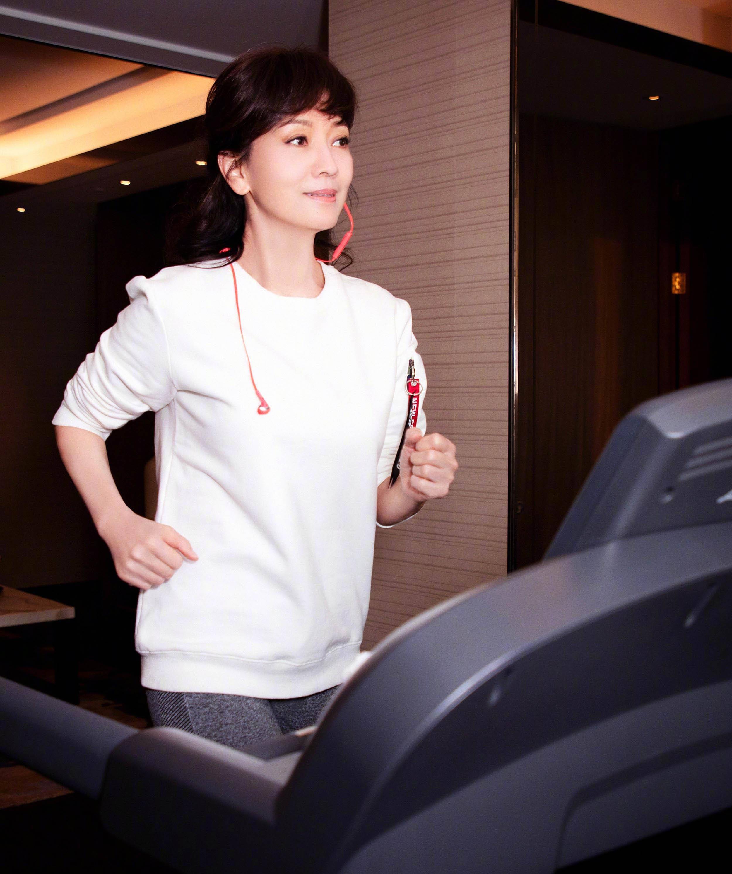 48岁黎姿背影惊艳,65岁赵雅芝风韵犹存,女明星的健身成果太惊人_运动