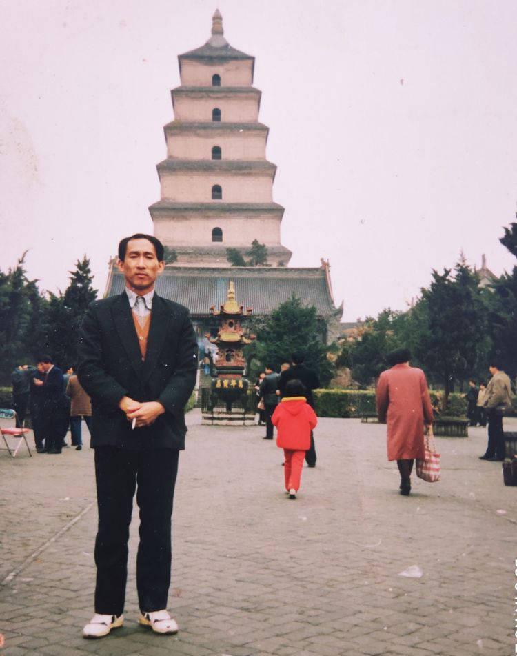 90年代初西安大雁塔留念.