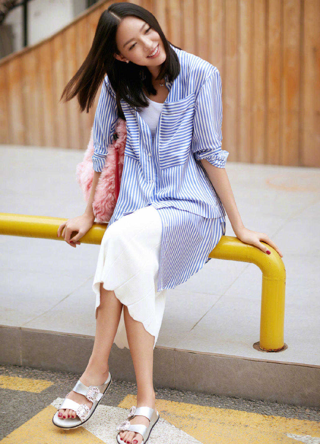 原创张梓琳高颜值任性穿一件粉红色t恤搭配黑色半身裙满满高级感