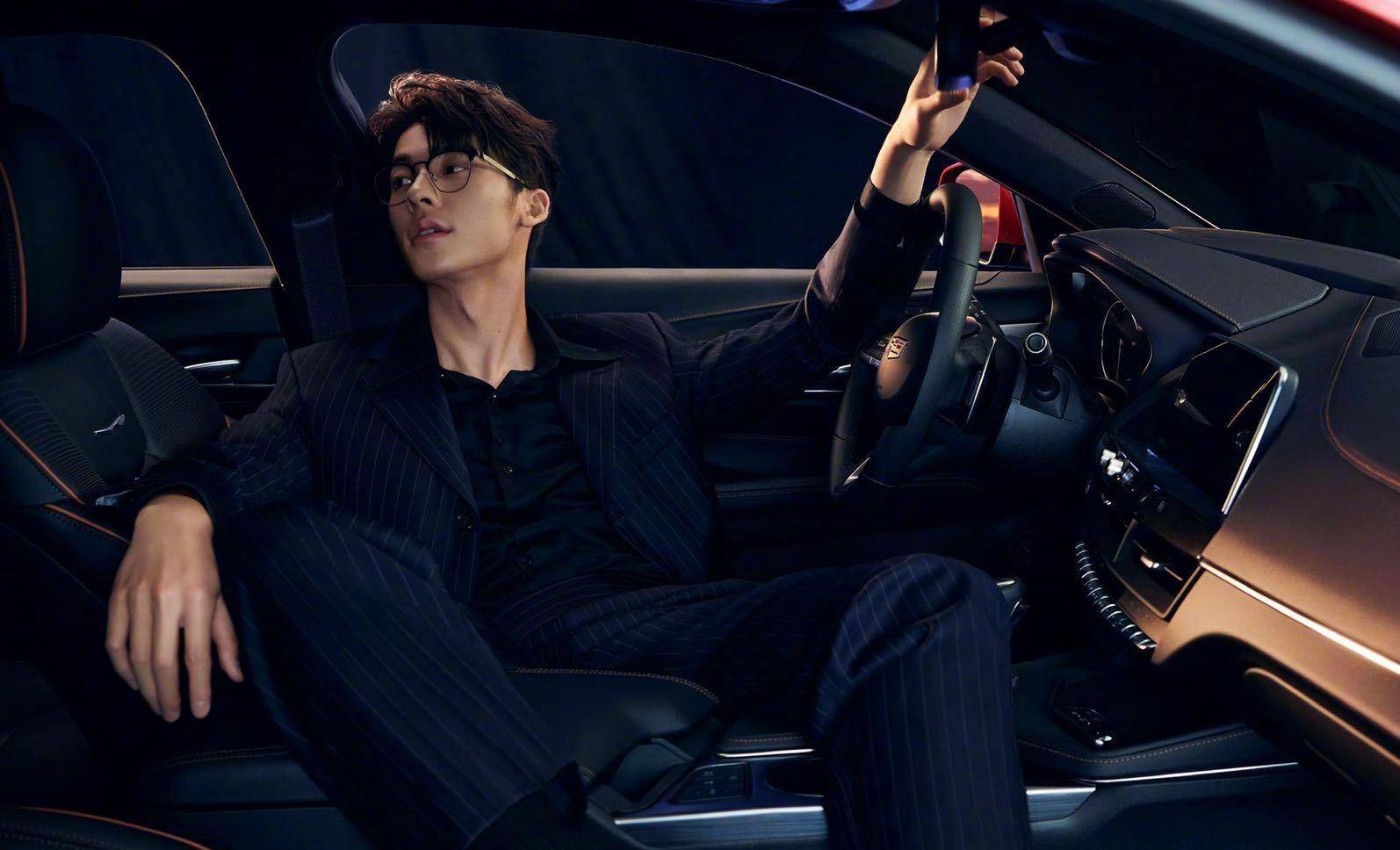 原创百变男神许光汉"眼镜杀"秀迷人气质,38岁铁拐李西装革履好帅