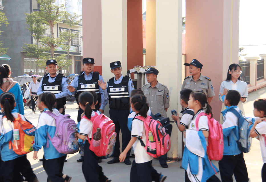 东兴边境派出所校园护卫队为学生安全"保驾护航"_手机搜狐网