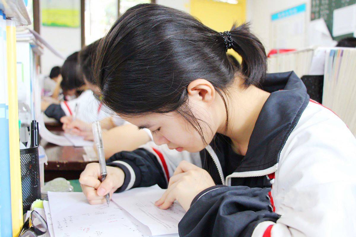 原创初中学习成绩优秀的女生高中阶段会下降原因可能是这四点