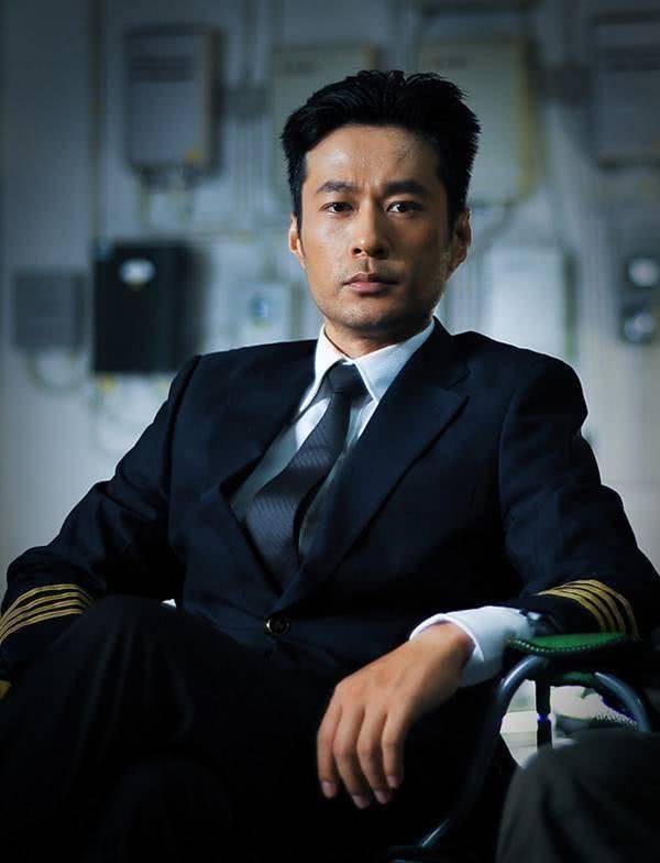 原创天生一张精英脸!坐在那里就是霸道总裁本裁,看他演戏太享受了