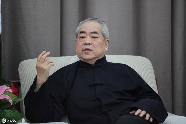 据范曾本人说:"市面上有我的假画约500万张,如果以我一年画250张计算