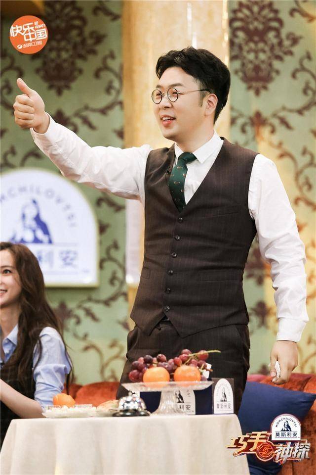 巧手神探新手尹正胸口碎大石惊叹纸衣上绣花