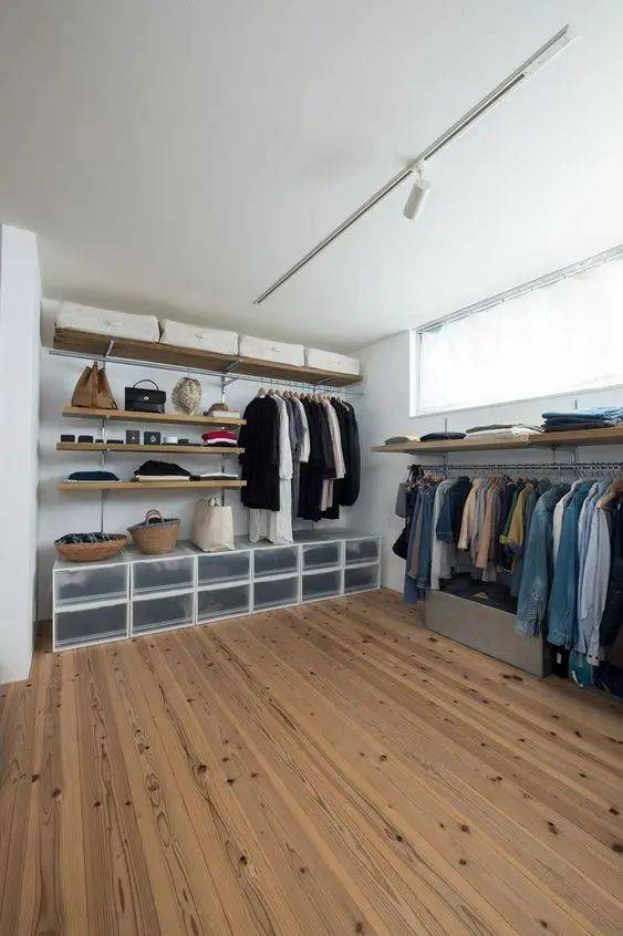 看了日本人的衣帽间,瞬间想拆家,收纳简单整齐,非常值得学习!