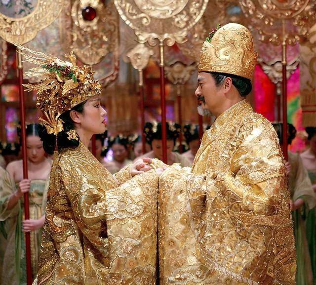 张艺谋无"诚心"之作?"黄金甲"不服,周润发一身行头就不简单