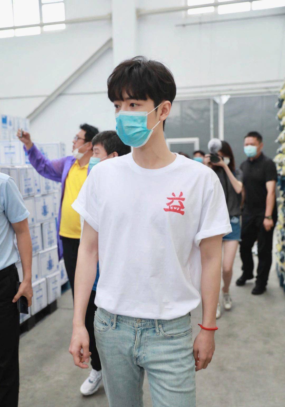 正能量艺人肖战,走访蔚县扶贫产业 , 穿搭简约学习剪纸状态佳