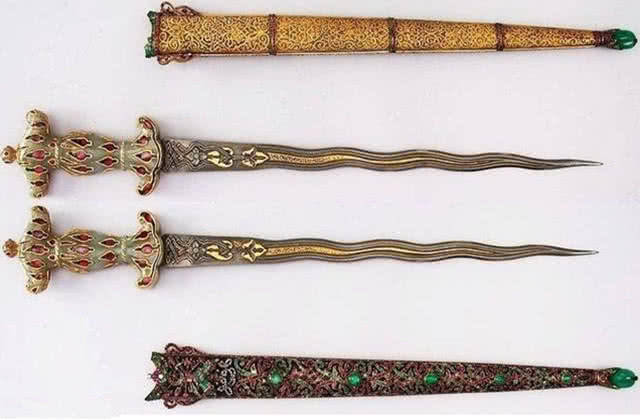 古代最霸道双剑埋藏几千年出土不生锈