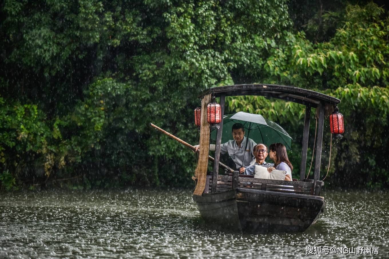 原创梅雨时的一场暴雨,摇曳了安静行驶的橹船,抒发烟雨江南的诗意