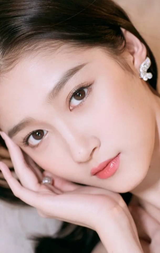 当红花旦关晓彤写真合集:青春活力,清新靓丽!