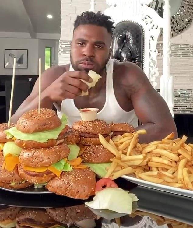 原创为庆祝2200万粉丝,黑人男星挑战22个汉堡,你们猜他吃完了吗?