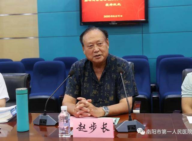 中国中西医结合学会脑心同治专业委员会秘书长傅巍宣读科技部文件