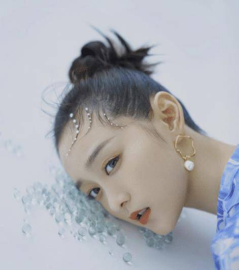 出道12年一直不温不火,如今近照撞脸周迅_何泓姗