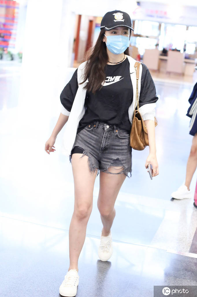 娄艺潇黑色宽松tee 灰色破洞超短裤清爽随性