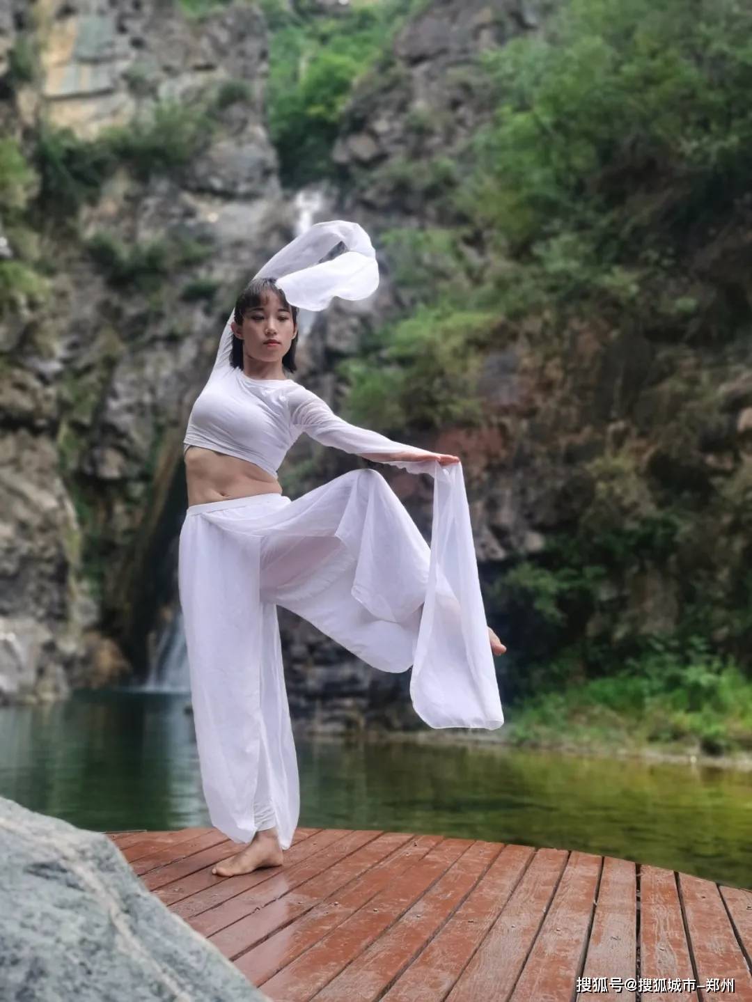 在禅境中静心,修心, 在瑜伽的芬芳中,优雅地绽放.